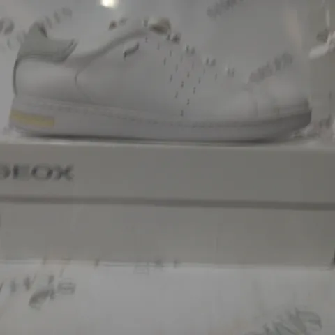BOXED PAIR OF GEOX RESPIRA SHOES IN WHITE UK SIZE 6