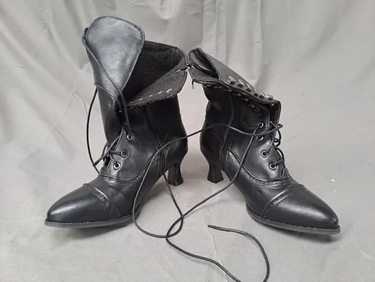 BOXED PAIR OF DESIGNER LOW HEELED BOOTS IN BLACK EU SIZE 38