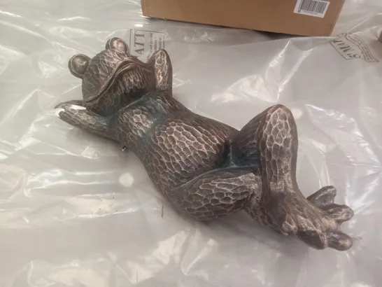 BOXED LOUNGING FROG GARDEN ORNAMENT 