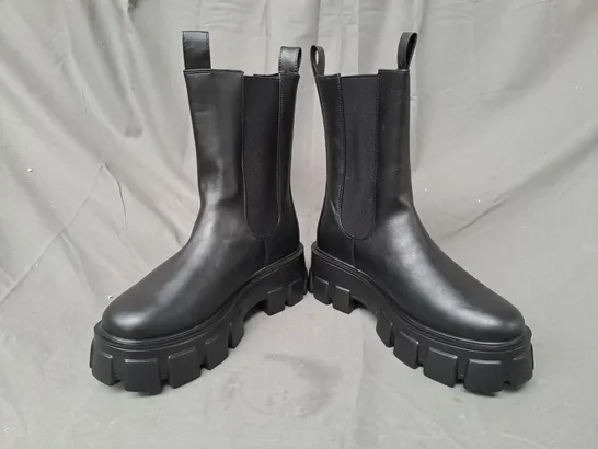 BOXED PAIR OF PRETTY LITTLE THING WIDE FIT CHUNKY BOOTS IN BLACK UK SIZE 6