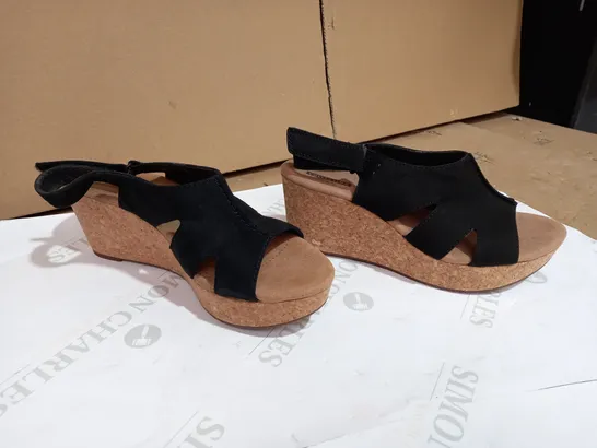 BOXED CLARKS ANNADEL BARI WEDGE SANDAL WIDE FIT BLACK STYLE SIZE 7