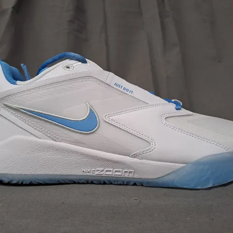 BOXED PAIR OF NIKE AIR ZOOM HYPERSPACE 3 SHOES IN WHITE/BLUE UK SIZE 7