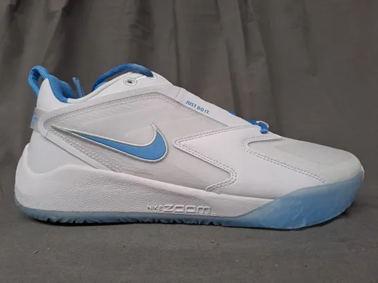 BOXED PAIR OF NIKE AIR ZOOM HYPERSPACE 3 SHOES IN WHITE/BLUE UK SIZE 7