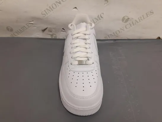 BOXED PAIR OF NIKE AIR FORCE 1 '07 SHOES IN WHITE UK SIZE 9