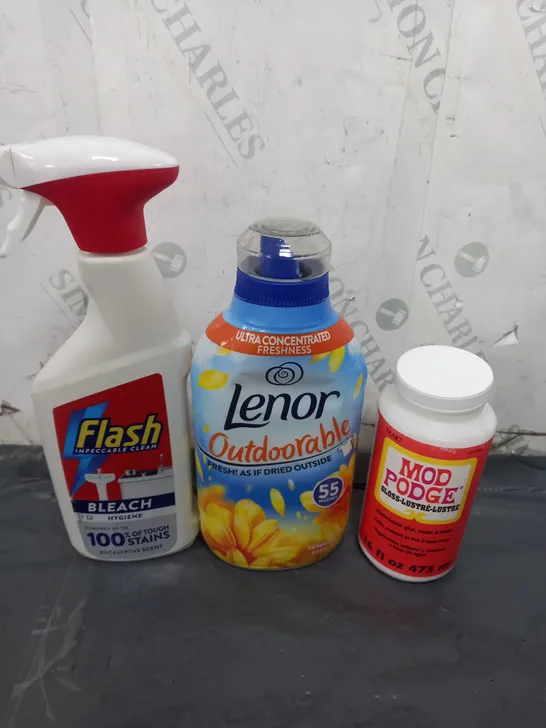 TOTE OF APPROX 10 CLEANING PRODUCTS TO INCLUDE LENOR , WASHING UP LIQUID , FLASH BLEACH , ETC 