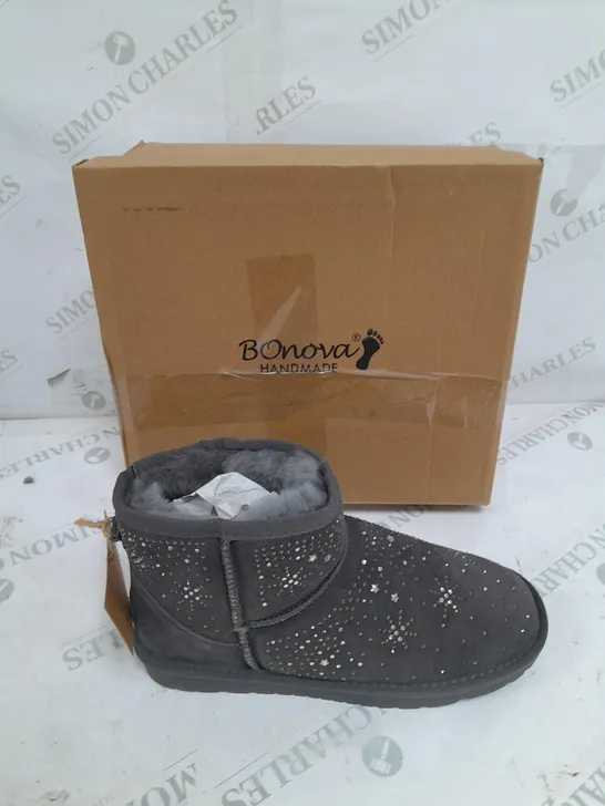 BOXED BONOVA GREY STAR SLIPPERS SIZE 7 