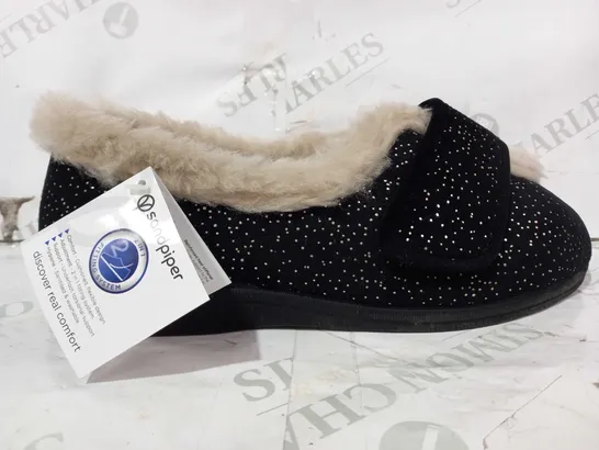 BOXED PAIR OF SANDPIPER SELINA BLACK SPARKLE SLIPPERS UK SIZE 7