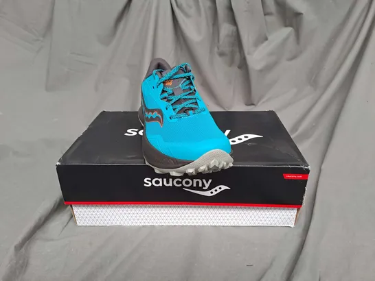 BOXED PAIR OF SAUCONY TRAINERS IN BLUE/GREY SIZE 8