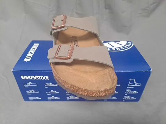 BOXED PAIR OF BIRKENSTOCK ARIZONA BS OPEN TOE SANDALS IN STONE UK SIZE 10.5