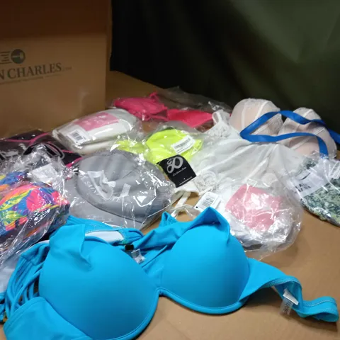 LOT OF APPROX. 15 ASSORTED CLOTHING ACCESSORIES  IN VARYING SIZES/COLOURS/STYLES TO INCLUDE: HATS, BRA'S, SWIMWEAR