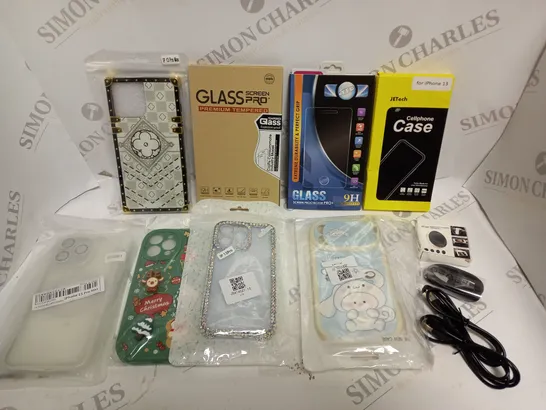 APPROXIMATELY 30 ASSORTED SMARTPHONE & TABLET ACCESSORIES TO INCLUDE CASES, CHARGING CABLES, SCREEN PROTECTORS ETC	