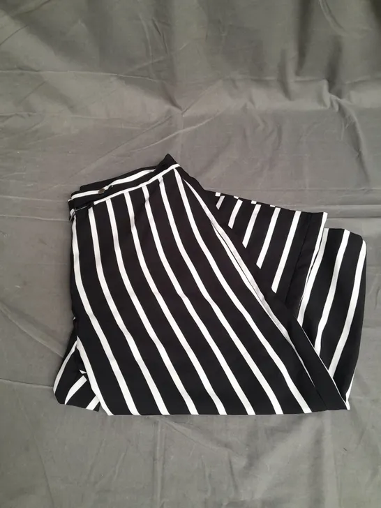 CULOTTES WIDE LEG CROPPED TROUSERS IN BLACK AND WHITE STRIPES SIZE UNSPECIFIED