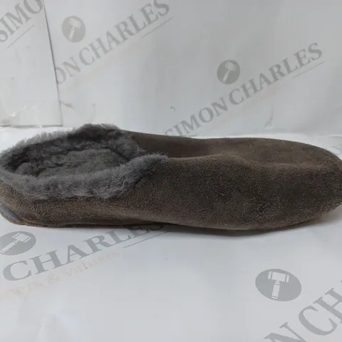 PAIR OF EMU AUSTRALIA SLIP-ON MULE STYLE FAUX FUR LINED SLIPPERS IN CHARCOAL, UK SIZE 6