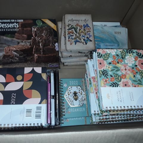 LOT OF ASSORTED STATIONARY ITEMS TO INCLUDE ANNUAL PLANNERS, NOTEBOOKS AND CALENDERS