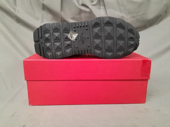 BOXED PAIR OF VALENTINO LOGO LACE SHOES IN BLACK/WHITE/PINK SIZE 5