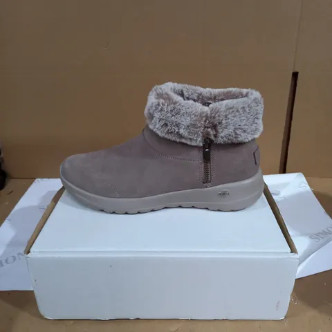 SKECHERS CHUG BOOT IN DEEP TAUPE UK SIZE 7