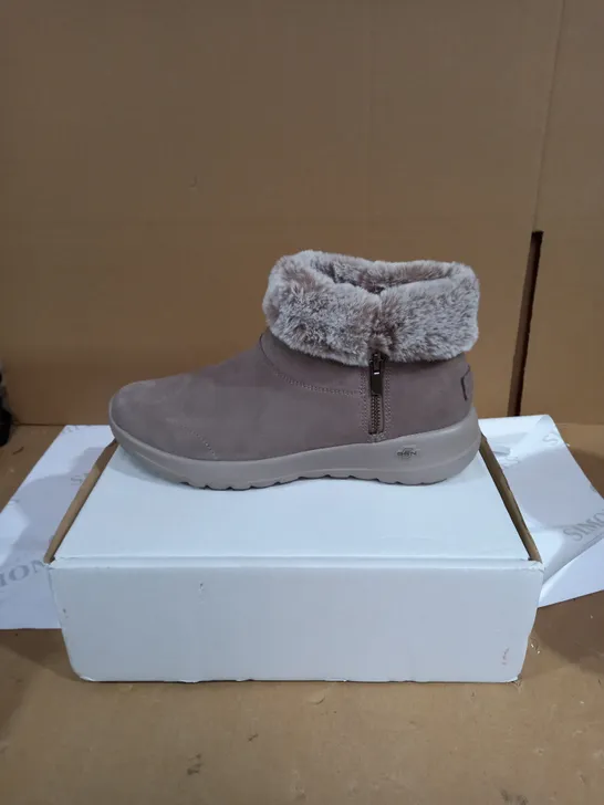 SKECHERS CHUG BOOT IN DEEP TAUPE UK SIZE 7