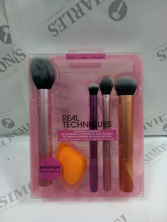 BOXED REAL TECHNIQUES EVERYDAY ESSENTIALS SET