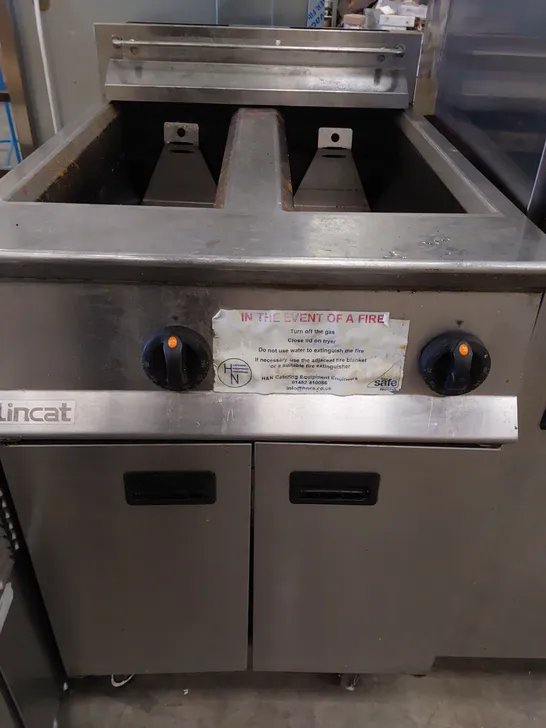 LINCAT FREE STANDING TWIN BASKET GAS FIRED DEEP FAT FRYER