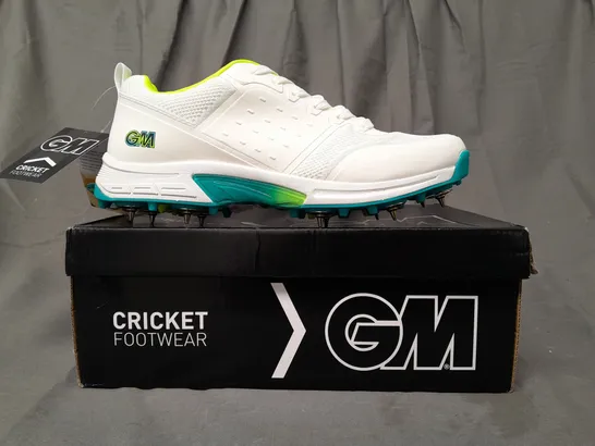 BOXED PAIR OF GM AION SPIKE CRICKET SHOES IN WHITE/BLUE/LIME UK SIZE 10