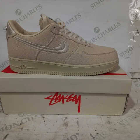 BOXED PAIR OF NIKE AIR FORCE 1 LOW/STUSSY SHOES IN BEIGE UK SIZE 9.5