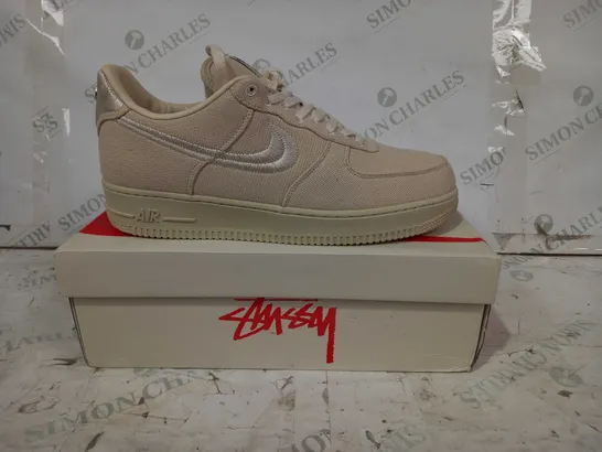 BOXED PAIR OF NIKE AIR FORCE 1 LOW/STUSSY SHOES IN BEIGE UK SIZE 9.5