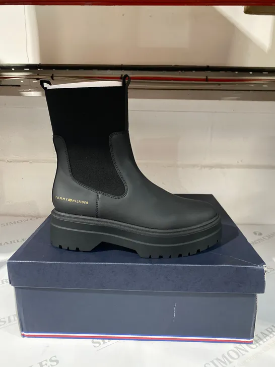 BOXED PAIR OF TOMMY HILFIGER BLACK BOOTS SIZE 6(39)