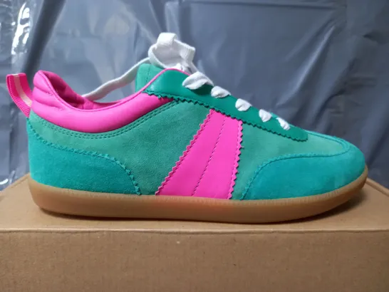 BOXED PAIR OF BODEN LACE UP TRAINERS IN GREEN/PINK - SIZE 37