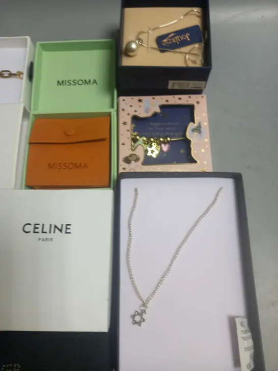 LOT OF 17 ASSORTED BOXED JEWELLERY ITEMS TO INCLUDE MISSOMA, CELINE PARIS AND BY ALICE