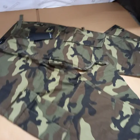 ALESSANDRO ZAVETTI CAMO CARGO PANTS - L