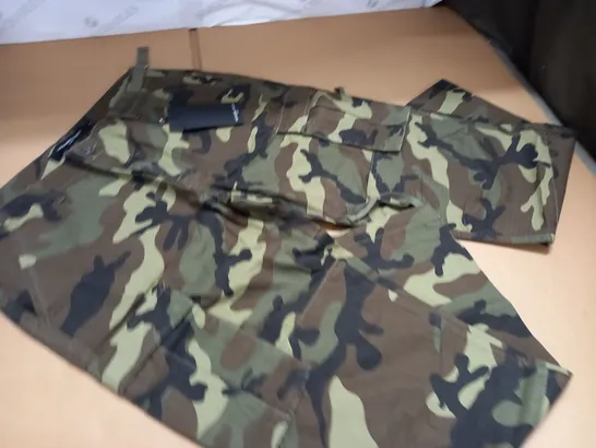 ALESSANDRO ZAVETTI CAMO CARGO PANTS - L