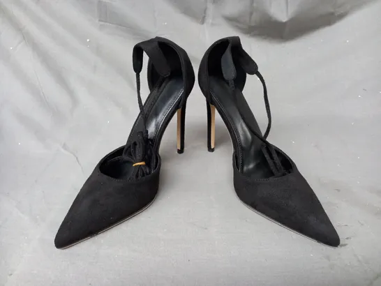 BOXED PAIR OF DESIGNER POINTED TOE HEELS IN BLACK EU SIZE 37