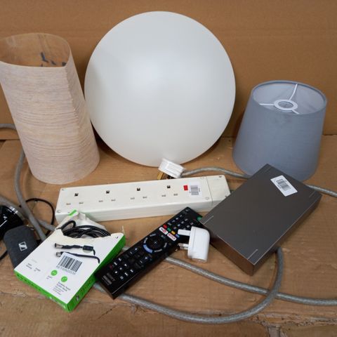 LOT OF APPROXIMATELY 10 HOUSEHOLD ELECTRICAL ITEMS TO INCLUDE EXTENSION SOCKET, CHARGING CABLES, LAMP SHADES ETC 