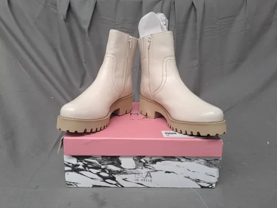 BOXED PAIR OF MODA IN PELLE ZIPSTER LEATHER BOOTS IN OFF WHITE SIZE 6