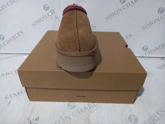 BOXED PAIR OF UGG WTAZZ SHOES IN TAN UK SIZE 4