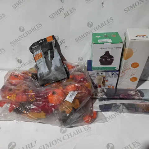 APPROXIMATELY 15 ASSORTED HOUSEHOLD ITEMS TO INCLUDE ULTRASONIC AROMA HUMIDIFIER, HUEGLO KNEE STRAPS, DECORATIVE FRUIT WREATH, ETC