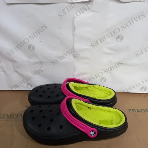 PAIR OF CROC CLASSIC LINED POP STRAP SIZE UNSPECIFIED