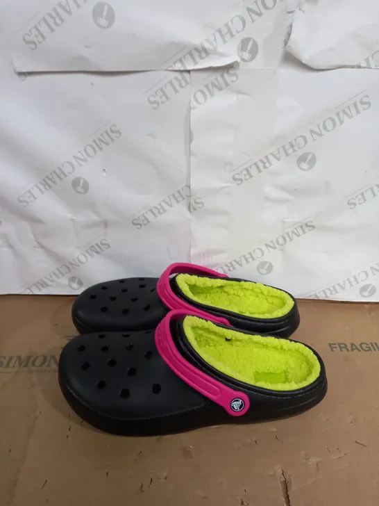 PAIR OF CROC CLASSIC LINED POP STRAP SIZE UNSPECIFIED