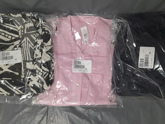 BOX OF APPROXIMATELY 10 ASSORTED CLOTHING AND FASHION ITEMS IN VARIOUS STYLES, SIZES, AND COLOURS - COLLECTION ONLY