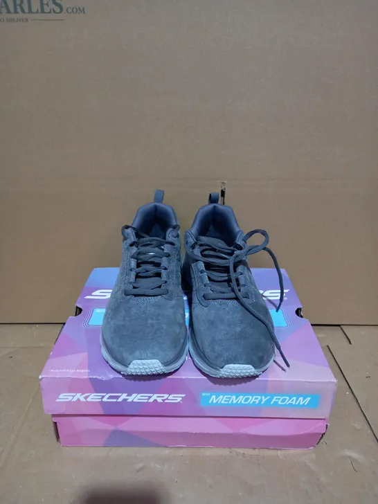 BOXED PAIR OF SKECHERS FASHION FIT LACE UP TRAINER CHARCOAL - SIZE 4.5