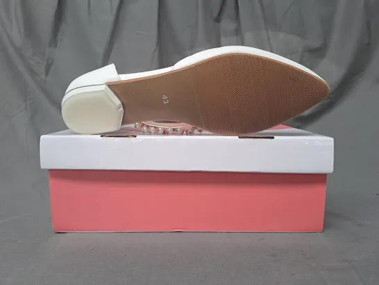 BOXED PAIR OF DESIGNER CLOSED TOE SHOES IN WHITE EU SIZE 43