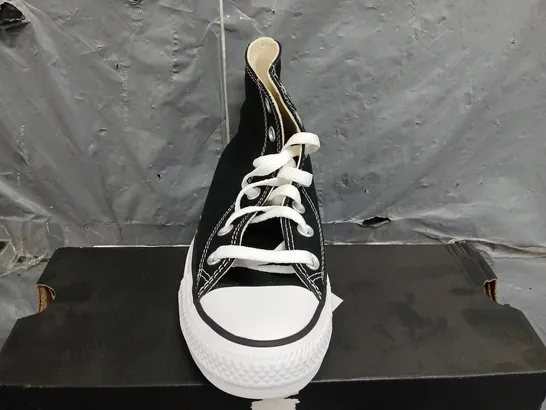 BOXED CONVERSE TRAINERS IN BLACK/WHITE - UK 4