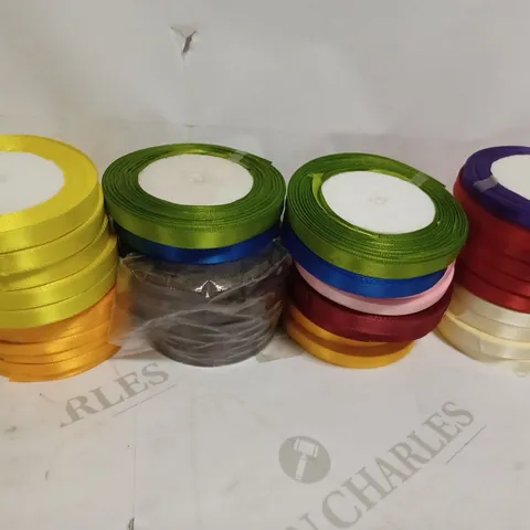 BOX OF ASSORTED RIBBONS IN A VARIETY OF COLOURS 