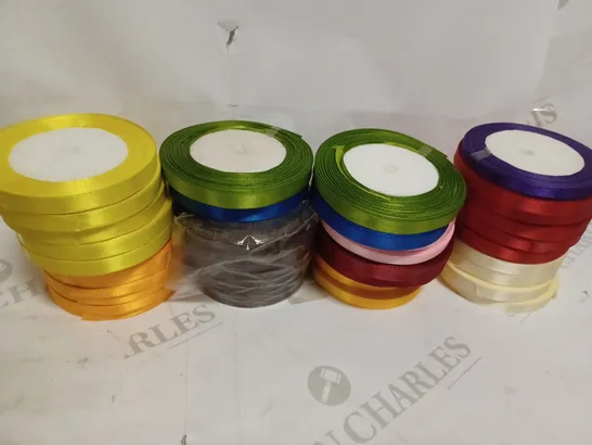 BOX OF ASSORTED RIBBONS IN A VARIETY OF COLOURS 