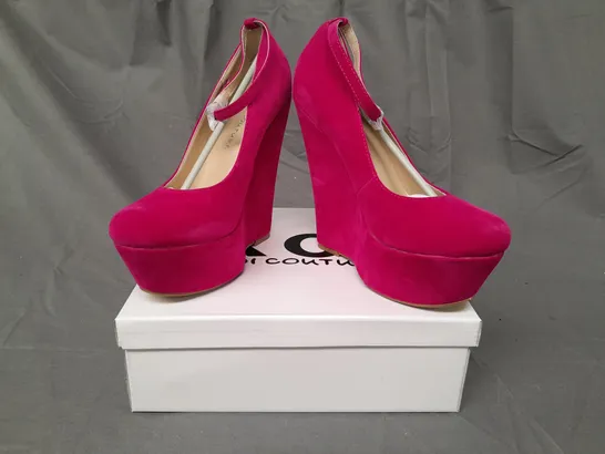 BOXED PAIR OF KOI COUTURE HR5 PLATFORM HIGH WEDGE FAUX SUEDE SHOES IN FUCHSIA SIZE 6