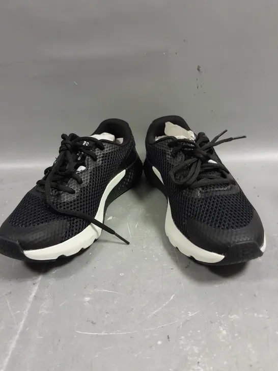 PAIR OF UNDER ARMOUR BLACK TRAINERS - 5.5