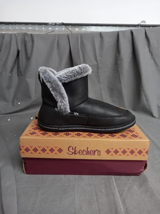 BOXED PAIR OF SKECHERS COZY CAMPFIRE SLIPPER BOOTS IN BLACK SIZE 4