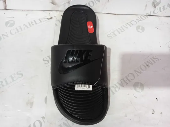 BOXED PAIR OF NIKE VICTORI ONE SLIDERS IN BLACK UK SIZE 10