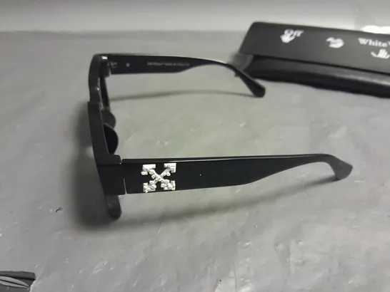 OFF WHITE GLASSES IN CASE