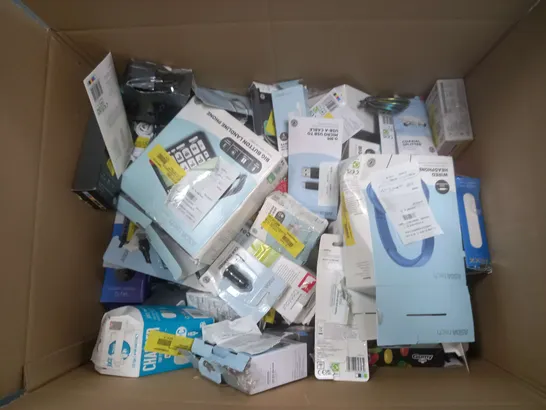 BOX OF ASSORTED ELECTRICAL ITEMS TOO INCLUDE EARPHONES SPEAKERS AND REMOTES 